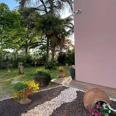 مزرعة للإقامة La Rondinella *